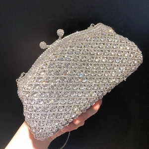 Pochette de soirée en strass argentés avec motif en losange et fermoir boule en métal