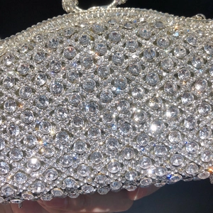 Détail macro d'un sac de soirée argenté avec grille diamantée et cristaux incrustés