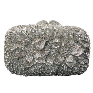 Pochette de soirée fleurie ajourée avec cristaux et strass pour tenue élégante