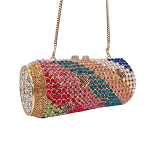 Detailaufnahme der Kristallsteine und des goldenen Metallrandes der Zylinder-Clutch-Tasche