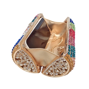 Innenansicht der glitzernden Zitronenscheiben-Clutch mit Stauraum und Kette