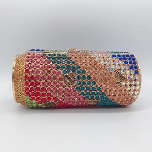 Detaillierte Makroansicht bunter Strasssteine auf einer zylindrischen Clutch-Tasche