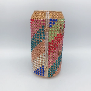 Makro-Detail einer kristallbesetzten Soda-Dose Clutch mit bunten Strasssteinen