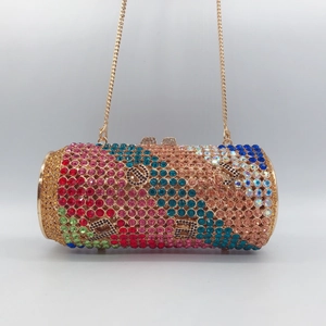 Detailansicht der bunten Strasssteine auf einer Clutch in Soda-Dosen-Form mit Kette