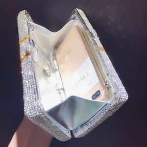 Vue détaillée de l'intérieur d'une pochette de soirée en strass avec un téléphone