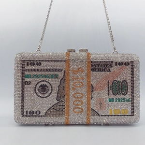 Détail de la pochette de soirée strass billet de 100 dollars avec sangle dorée