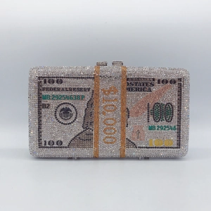 Détail d'une pochette de soirée luxueuse en forme de liasse de 10 000 $ avec des strass