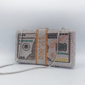 Vue détaillée de la pochette billets $10.000 sertie de strass avec chaîne argentée