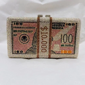 Vue macro d'une pochette de soirée en cristaux avec un motif de billet de 100 dollars rose