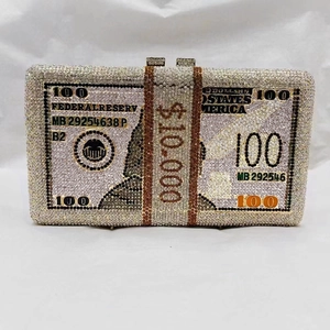Vue détaillée de la pochette de soirée en strass avec motif de billet de 100 dollars