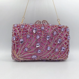 Pochette de soirée luxe en strass violets avec chaîne dorée et fermoir en métal ciselé