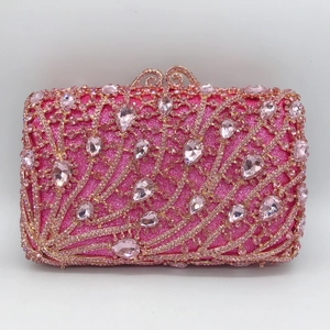 Pochette de soirée rose ornée de strass et cadre doré avec cristaux scintillants