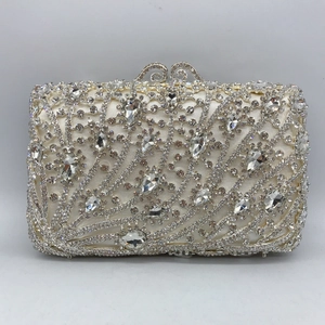 Pochette de soirée argentée ornée de strass brillants avec motif vagues et fermoir