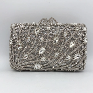 Détail du sac de soirée serti de cristaux avec motifs de strass en forme de poire