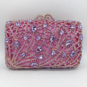 Détail de la pochette de soirée avec paillettes roses et strass violets en éventail