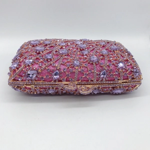 Détail de la pochette de soirée incrustée de strass roses et violets et métal doré