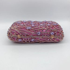 Vue détaillée des strass fuchsia et des gros cristaux mauves sur le sac de soirée