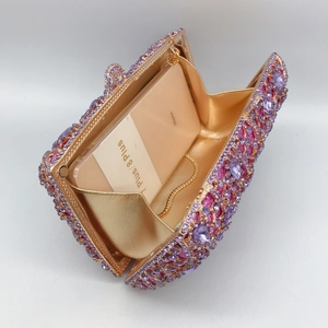 Intérieur de pochette de soirée luxueuse avec espace pour smartphone et chaîne dorée