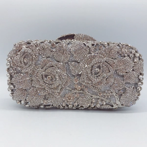 Sac de soirée rose argenté avec cristaux étincelants et fermoir métallique chic