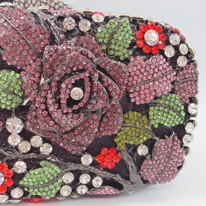Vue macro de cristaux multicolores formant des roses sur une pochette de soirée