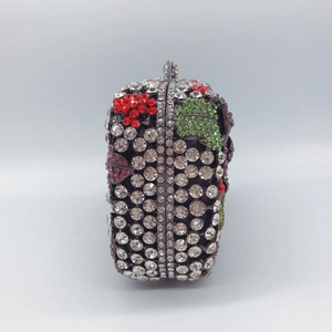 Détail latéral d'une pochette de soirée ornée de cristaux scintillants et motif floral
