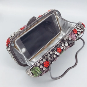Vue intérieure de la pochette fleur en cristaux avec espace smartphone et chaîne