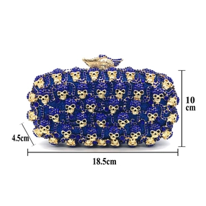 Pochette de soirée strass bleus avec têtes de mort dorées et fermoir oiseau, 18.5x10x4.5cm