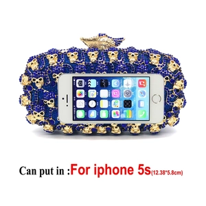 Détail montrant la capacité interne de la pochette de soirée en strass bleus avec crânes