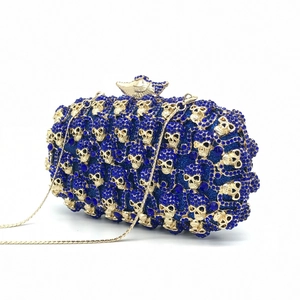 Pochette de luxe en cristal bleu avec crânes dorés et fermoir oiseau en vue 45 degrés