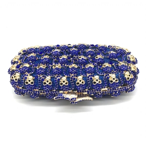 Vue détaillée des strass bleus et du crâne doré sur une pochette de soirée de luxe