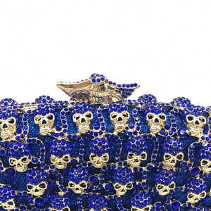Pochette de soirée bleue avec strass, crânes dorés et fermoir en forme d'aigle