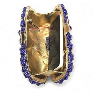 Pochette de soirée en cristal bleu avec doublure dorée montrant la capacité du téléphone