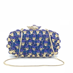 Détail de la pochette de soirée en cristal bleu saphir avec tête de mort dorée
