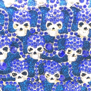 Détails de la pochette gothique avec strass bleu roi et finitions métalliques argentées