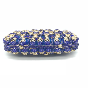 Détail de la pochette de luxe en cristal bleu marine avec clous en forme de crâne doré