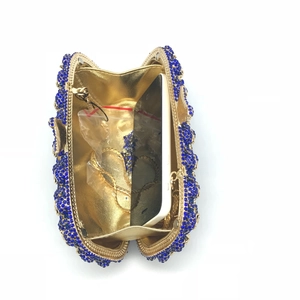 Vue intérieure d'une pochette de soirée en strass bleus avec espace pour téléphone et chaîne
