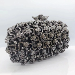 Détail du motif tête de mort en cristal sur pochette de soirée de luxe avec fermoir