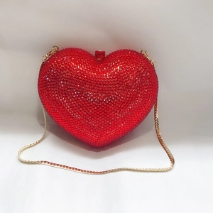 Elegante rote herzförmige Abendkupplung mit funkelnden Strasssteinen und Goldkette