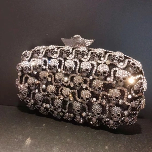Détail du motif tête de mort en cristal et fermoir ailé sur pochette de soirée