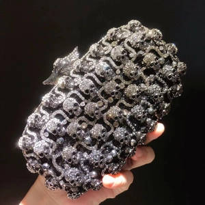 Vue détaillée de la pochette de luxe ornée de strass et d'un fermoir crâne gothique
