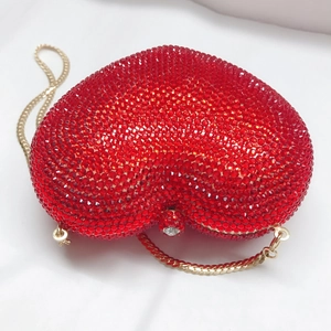 Rote herzförmige Abendtasche mit funkelnden Strasssteinen und goldener Kette
