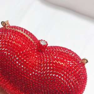 Elegante herzförmige rote Abendtasche mit Strasssteinen, Goldrahmen und Kristallverschluss