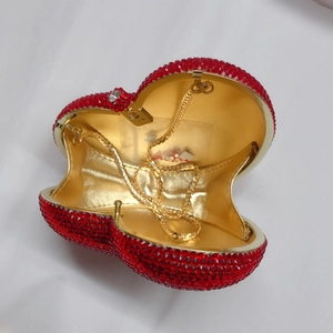 Detailansicht der roten Herz-Abendtasche mit Strassbesatz und goldener Kette