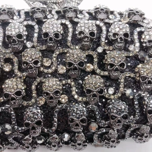 Détails macro des ornements de crânes en métal avec strass sur une pochette de soirée noire