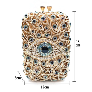 Detailansicht der Kristall-Abendtasche mit Evil Eye-Muster und Größenangaben 18x12x6 cm