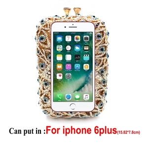 Detaillierter Größenvergleich der Evil-Eye-Abendtasche zeigt Kapazität für iPhone 6 Plus