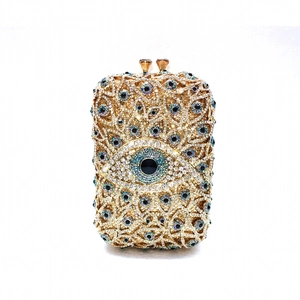 Detailansicht der goldenen Abendtasche mit blauen Evil Eye Mustern aus Strasssteinen
