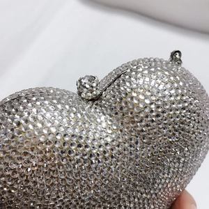 Detailansicht der Herz-Abendtasche mit weißem Kristall-Besatz und luxuriösem Metallverschluss