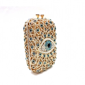Detailansicht der luxuriösen Kristall-Abendtasche mit Evil-Eye-Muster und Goldmetallrahmen