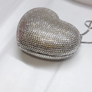 Detailansicht der herzförmigen Abendtasche mit silbernen Strasssteinen und Metallkette